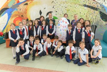Първокласниците от ЧСУ „Юрий Гагарин“ зарадваха деца с нарушено зрение