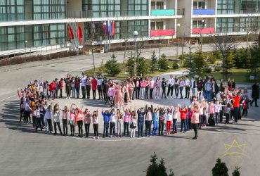 Учениците от ЧСУ „ЮРИЙ ГАГАРИН“ облякоха розови фланелки, в знак на подкрепа срещу агресията в училище